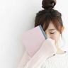 店员回应女子光脚试鞋留白色碎屑
